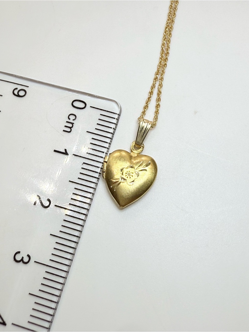 Vintage 14k Solid Gold Heart Locket Necklace Engraved Flower - Picture 12 of 16
